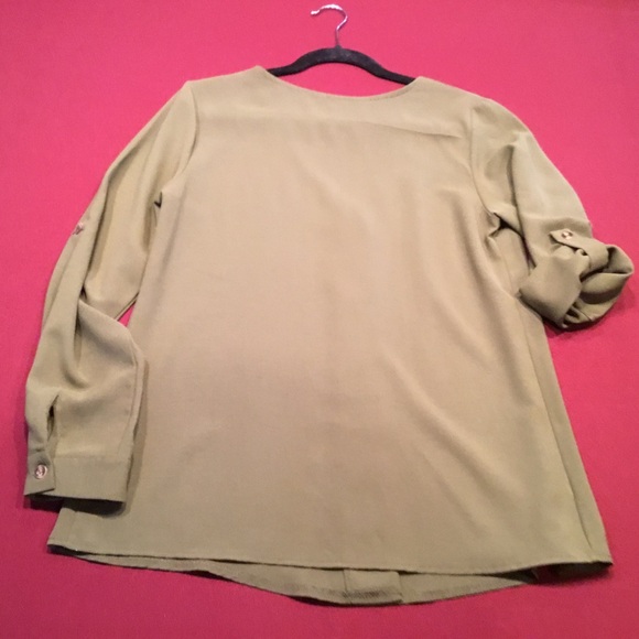 Woman’s button front tunic - Picture 5 of 6